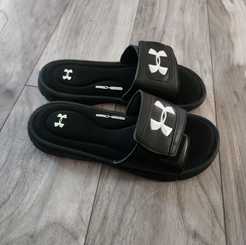 Under Armour M Ignite V Slides size 6Y